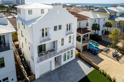 Luxury home for rent in Frangista Beach with ​a large rooftop​ patio.  This home offers gulf views, ​a private pool and hot tub, ​a  6 seater golf cart and ​"seasonal​" beach ​chair and umbrella set-ups at Hollywood Street.
