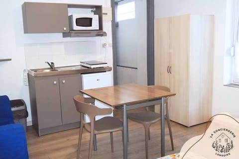 VUE D'ENSEMBLE SALON/CUISINE
ARMOIRE
ESPACE REPAS