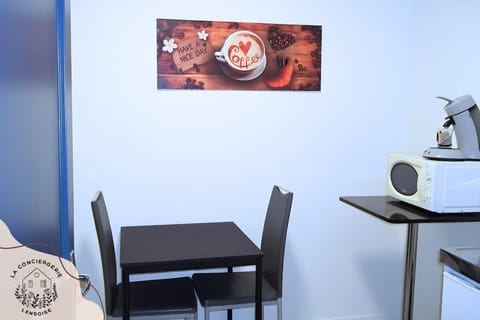 COIN REPAS AVEC TABLE ET 2 CHAISES
