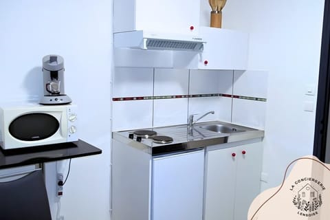 CUISINE EQUIPEE
MICRO ONDE
SENSEO
PLAQUE DE CUISSON
REFREGIRATEUR