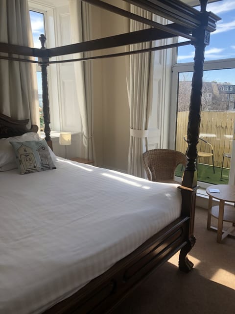 Deluxe Double Room, Balcony (Four Poster) | Free cribs/infant beds, free WiFi, bed sheets
