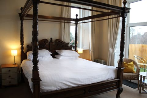 Deluxe Double Room, Balcony (Four Poster) | Free cribs/infant beds, free WiFi, bed sheets