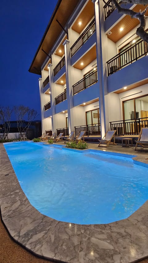 2 outdoor pools