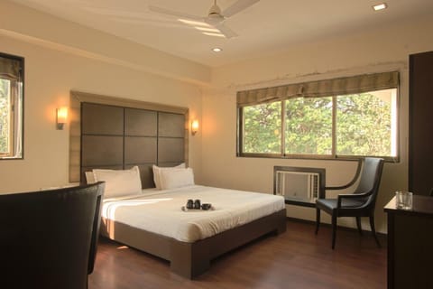 Minibar, desk, free WiFi, bed sheets