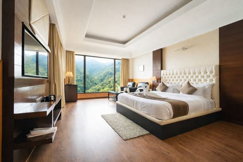 Luxury Double Room, 1 King Bed, Valley View | Desk, laptop workspace, soundproofing, free WiFi
