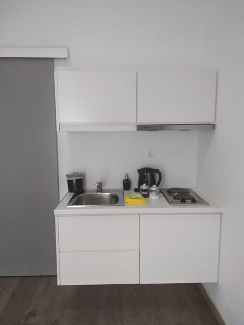 Fridge, stovetop, coffee/tea maker, electric kettle