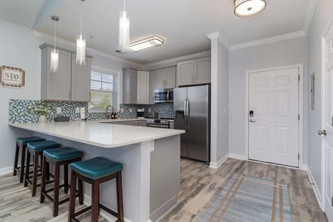 Kitchen/Bar Sitting Area