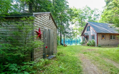 Lovely cabin nestled on Coleman Pond`s edge