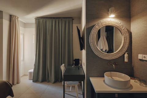 Standard Double or Twin Room | Desk, laptop workspace, soundproofing, iron/ironing board