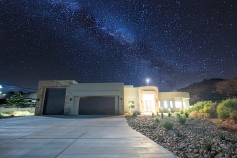 With 360 degree views of the stunning red rock landscape, the vast wide openness of the West, and incredible stargazing opportunities under the dark skies of southern Utah, your stay at Bello will me a memory you'll never forget.