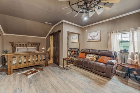 Longhorn Suite bedroom and sitting area