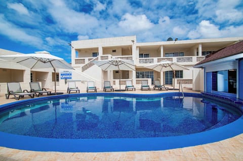 Shared pool! Perfect for a refreshing dip.