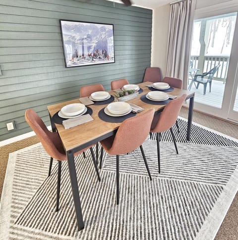 Stylish 2-BR Condo w/Gas Fireplace, Shared Hot Tub (5268)