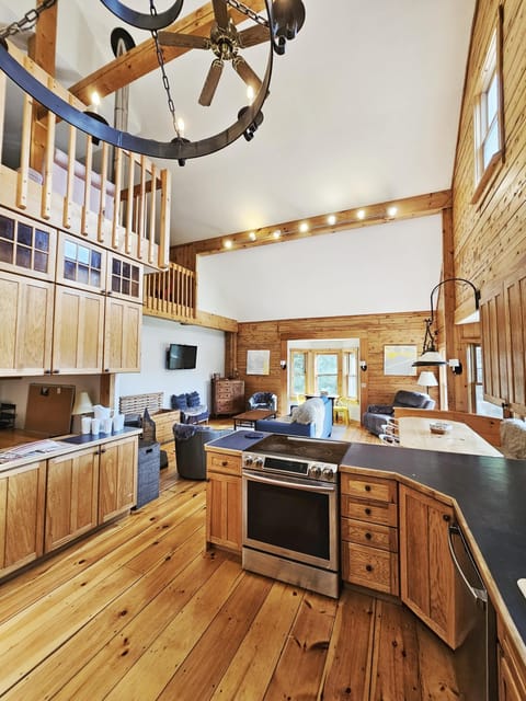 Sweet Stowe Log Cabin Townhome Near Everything (2274)