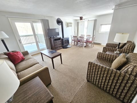 Centrally located 2BR condo, Hot Tub&Indoor Pool (5285)