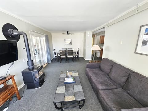 Mountainside Hideaway! Centrally Located 2BR Condo (5299)