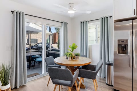 Round dining table (Unit A)