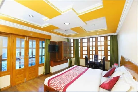 Family Cottage | Desk, free WiFi