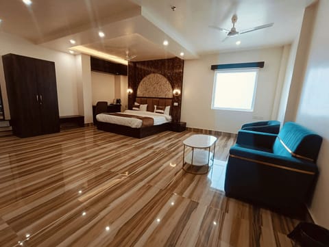 Premier Studio Suite, Balcony, City View | Living area | 32-inch Smart TV with cable channels
