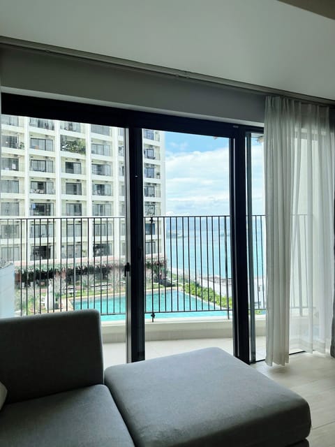 City Studio, 1 King Bed, Balcony, Ocean View | Living area