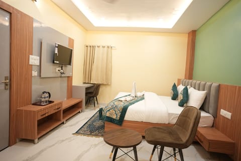 Executive Double Room | Laptop workspace, blackout drapes, iron/ironing board, free WiFi