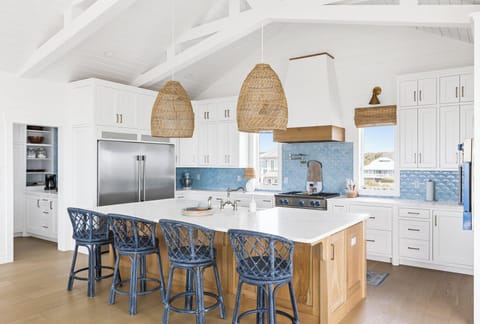 BEAUTIFUL FINISHES AND KITCHEN APPLIANCES