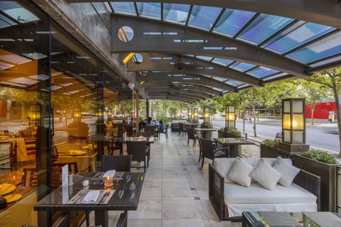 2 restaurants; breakfast, lunch, and dinner served