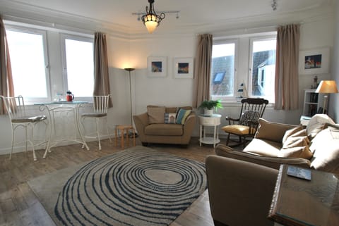 The spacious lounge is bright and fresh.