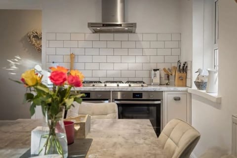 fff1c14c-6812-4467-ba5d-e417769d3328