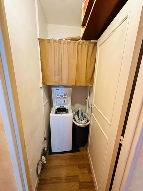 laundry room (washing machine, iron, tumble dryer)