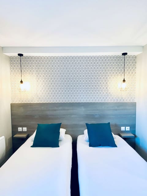 Classic Room, 2 Twin Beds, Non Smoking, Bathtub | Room amenity