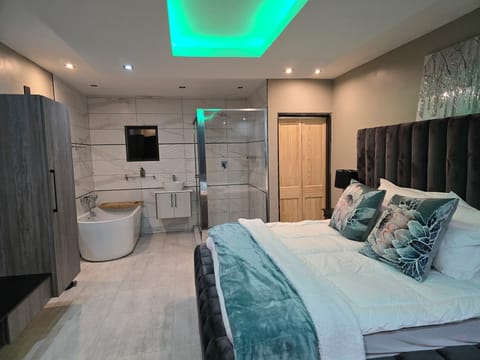 Executive Suite | Bathroom | Separate tub and shower, towels, soap, shampoo