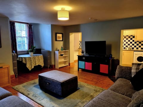 Apartment, 1 Bedroom | Living room | Books