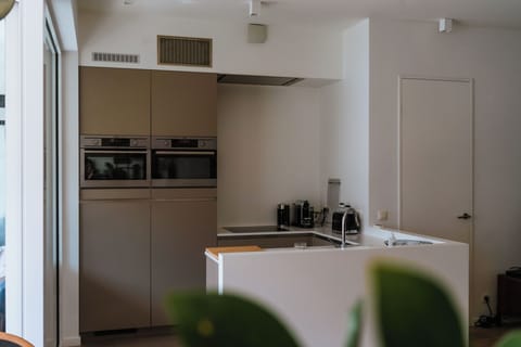 Modern kitchen in a holiday apartment in Antwerp Zuid. Fully equipped vacation rental for a comfortable city stay.