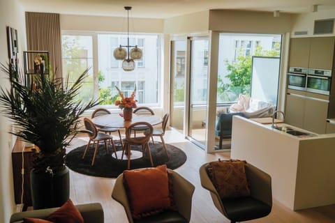 Bright dining and living area in a stylish Antwerp Zuid holiday rental. Perfect base for a weekend getaway or city trip.