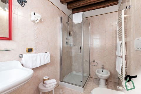 Superior Double Room | Bathroom