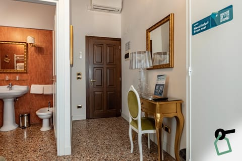 Superior Double Room | Bathroom