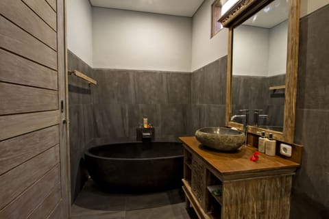 Deluxe Room | Bathroom | Separate tub and shower, free toiletries, towels, soap