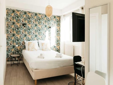 Quadruple Room | In-room safe, desk, free rollaway beds, bed sheets