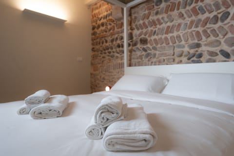 City Apartment | Frette Italian sheets, down comforters, cribs/infant beds, free WiFi
