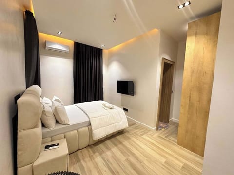 Deluxe Room, Balcony, City View | Desk, laptop workspace, blackout drapes, soundproofing