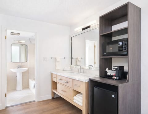 Combined shower/tub, towels, soap, shampoo