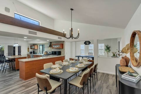 Main dining area, open to the kitchen, which also has 3 stool for in-kitchen dining.