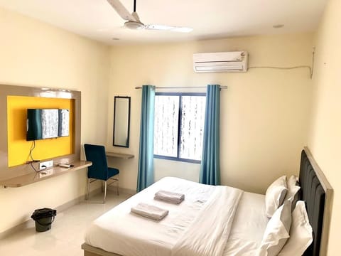 Luxury Triple Room | Desk, laptop workspace, soundproofing, free WiFi