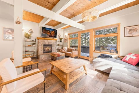 House, Multiple Beds, Hot Tub, Mountain View (Tahoe City Retreat) | Living area | 55-inch flat-screen TV with digital channels, fireplace
