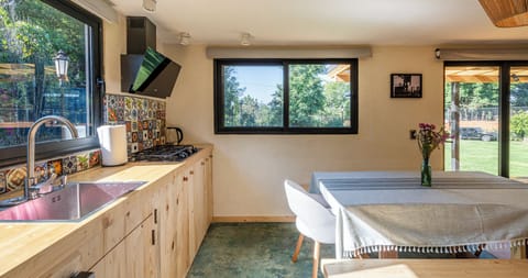 Design Bungalow, 2 Bedrooms, Kitchen, Garden View | Private kitchen | Paper towels