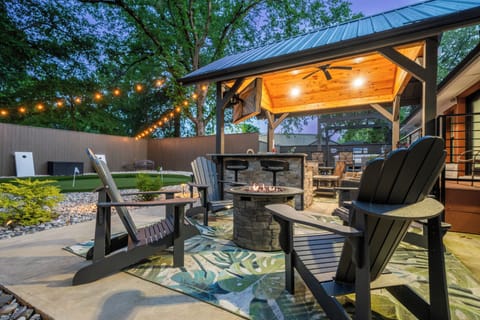 Welcome to your Backyard Oasis! With Outdoor Kitchen, Hot Tub & Putting Green