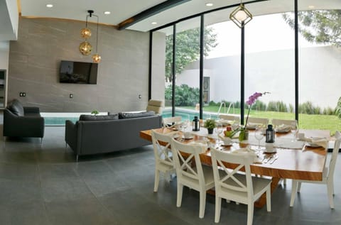 Deluxe Villa | Dining room