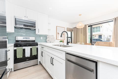 Fully equipped gourmet kitchen opens into the living space, cook, chat and share moments without missing the action
                