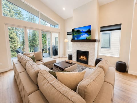 Living Room w/Gas Fireplace